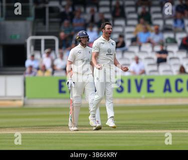London, Großbritannien. Mai 2025. London, England, 03. Mai 2025: Zak Crawley (16 Kent) Bowler Toby Roland-Jones (21 Middlesex) sieht sich an, wie Jack Davies (17 Middlesex) einen Fang vervollständigt, um Ben Compton (2 Kent) während des Rothesay County Championship Day 2 Spiels zwischen Middlesex und Kent auf dem Lord's Cricket Ground in London, England zu entlassen. (Jay Patel/SPP) Credit: SPP Sport Press Photo. /Alamy Live News Stockfoto