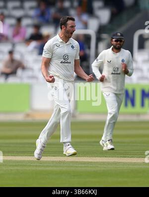 London, Großbritannien. Mai 2025. London, England, 3. Mai 2025: Toby Roland-Jones (21 Middlesex) feiert die Entlassung von Ben Compton (2 Kent) während des Rothesay County Championship Day 2 Spiels zwischen Middlesex und Kent auf dem Lord's Cricket Ground in London. (Jay Patel/SPP) Credit: SPP Sport Press Photo. /Alamy Live News Stockfoto
