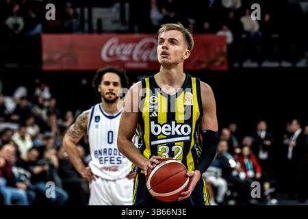 ISTANBUL, TÜRKEI - 23. MÄRZ 2025: Arturs Zagars, #32 von Fenerbahce Beko Istanbul im Kampf gegen Shane Larkin, #0 von Anadolu Efes Istanbul während der Zeit Stockfoto
