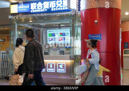 (250503) -- PEKING, 3. Mai 2025 (Xinhua) -- Menschen gehen am Devisenwechsel in der Wangfujing Station der Pekinger U-Bahn Linie 8 in Peking, Hauptstadt Chinas, am 28. April 2025 vorbei. China hat am 27. April ein neues Maßnahmenpaket zur weiteren Optimierung der Politik zur Erstattung der Abreisesteuer und zur Steigerung der Ausgaben für eingehende Reisen eingeführt. Zu den Maßnahmen, die vom Handelsministerium und fünf anderen Regierungsstellen angekündigt wurden, gehören die Senkung der Mindestbeschaffungsschwelle für Erstattungen, die Anhebung der Obergrenze für Barrückerstattungen, die Erweiterung des Netzes teilnehmender Geschäfte und die Erweiterung des Angebots an Produkten Stockfoto