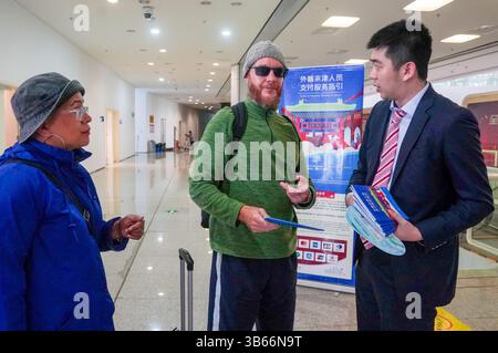 (250503) -- PEKING, 3. Mai 2025 (Xinhua) -- Ein Mitarbeiter der Tianjin-Niederlassung der Bank of China (BOC) bietet dem neuseeländischen Touristen Jason am 1. Mai 2025 einen Leitfaden für Zahlungsdienste im Tianjin International Cruise Home Port in Tianjin, Nordchina. China hat am 27. April ein neues Maßnahmenpaket zur weiteren Optimierung der Politik zur Erstattung der Abreisesteuer und zur Steigerung der Ausgaben für eingehende Reisen eingeführt. Zu den Maßnahmen, die vom Handelsministerium und fünf anderen Regierungsstellen angekündigt wurden, gehören die Senkung der Mindestbeschaffungsschwelle für Erstattungen, die Anhebung der Obergrenze für Barrückerstattungen und die Ausweitung der Stockfoto