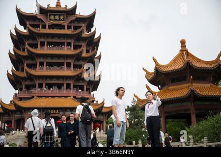 (250503) -- PEKING, 3. Mai 2025 (Xinhua) -- Docent Hu Yanan (R, Front) bietet englischen Service für den ägyptischen Touristen Khaled Metwally Abdelhay Mohamed (L, Front) am Gelben Kranturm oder Huanghelou, einem Wahrzeichen in Wuhan, Zentralchinas Provinz Hubei, am 30. April 2025. China hat am 27. April ein neues Maßnahmenpaket zur weiteren Optimierung der Politik zur Erstattung der Abreisesteuer und zur Steigerung der Ausgaben für eingehende Reisen eingeführt. Zu den Maßnahmen, die vom Handelsministerium und von fünf anderen Regierungsstellen angekündigt wurden, gehört die Senkung der Mindestschwelle für Erstattungen und die Erhöhung der Barrückerstattungen cei Stockfoto