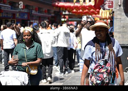 (250503) -- PEKING, 3. Mai 2025 (Xinhua) -- ausländische Touristen besuchen die antike Kulturstraße Tianjin in Tianjin, Nordchina, 3. Mai 2025. China hat am 27. April ein neues Maßnahmenpaket zur weiteren Optimierung der Politik zur Erstattung der Abreisesteuer und zur Steigerung der Ausgaben für eingehende Reisen eingeführt. Zu den Maßnahmen, die vom Handelsministerium und fünf anderen Regierungsstellen angekündigt wurden, gehören die Senkung der Mindestbeschaffungsschwelle für Erstattungen, die Anhebung der Obergrenze für Barrückerstattungen, die Erweiterung des Netzes teilnehmender Geschäfte und die Erweiterung des Angebots an Produkten. Der neueste Schritt zur Optimierung des Stockfoto