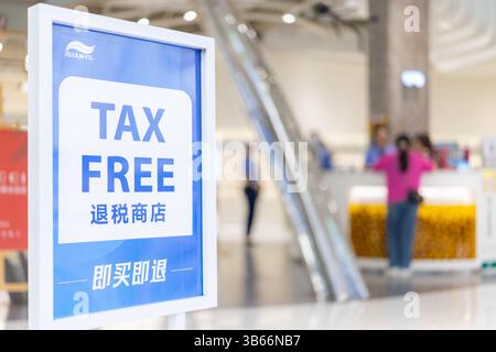 (250503) -- PEKING, 3. Mai 2025 (Xinhua) -- dieses Foto zeigt einen steuerfreien Shop in der südwestchinesischen Gemeinde Chongqing, 2. Mai 2025. China hat am 27. April ein neues Maßnahmenpaket zur weiteren Optimierung der Politik zur Erstattung der Abreisesteuer und zur Steigerung der Ausgaben für eingehende Reisen eingeführt. Zu den Maßnahmen, die vom Handelsministerium und fünf anderen Regierungsstellen angekündigt wurden, gehören die Senkung der Mindestbeschaffungsschwelle für Erstattungen, die Anhebung der Obergrenze für Barrückerstattungen, die Erweiterung des Netzes teilnehmender Geschäfte und die Erweiterung des Angebots an Produkten. Der letzte Schritt zur Optimierung des Depar Stockfoto