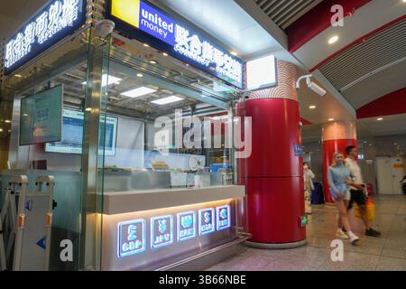 (250503) -- PEKING, 3. Mai 2025 (Xinhua) -- Menschen gehen am Devisenwechsel in der Wangfujing Station der Pekinger U-Bahn Linie 8 in Peking, Hauptstadt Chinas, am 28. April 2025 vorbei. China hat am 27. April ein neues Maßnahmenpaket zur weiteren Optimierung der Politik zur Erstattung der Abreisesteuer und zur Steigerung der Ausgaben für eingehende Reisen eingeführt. Zu den Maßnahmen, die vom Handelsministerium und fünf anderen Regierungsstellen angekündigt wurden, gehören die Senkung der Mindestbeschaffungsschwelle für Erstattungen, die Anhebung der Obergrenze für Barrückerstattungen, die Erweiterung des Netzes teilnehmender Geschäfte und die Erweiterung des Angebots an Produkten Stockfoto