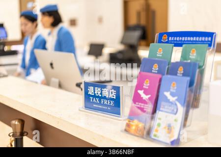 (250503) -- PEKING, 3. Mai 2025 (Xinhua) -- dieses Foto zeigt einen steuerfreien Shop in der südwestchinesischen Gemeinde Chongqing, 2. Mai 2025. China hat am 27. April ein neues Maßnahmenpaket zur weiteren Optimierung der Politik zur Erstattung der Abreisesteuer und zur Steigerung der Ausgaben für eingehende Reisen eingeführt. Zu den Maßnahmen, die vom Handelsministerium und fünf anderen Regierungsstellen angekündigt wurden, gehören die Senkung der Mindestbeschaffungsschwelle für Erstattungen, die Anhebung der Obergrenze für Barrückerstattungen, die Erweiterung des Netzes teilnehmender Geschäfte und die Erweiterung des Angebots an Produkten. Der letzte Schritt zur Optimierung des Depar Stockfoto