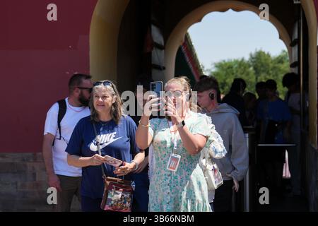 (250503) -- PEKING, 3. Mai 2025 (Xinhua) -- Touristen aus Australien besuchen den Tiantan (Tempel des Himmels) Park in Peking, Hauptstadt Chinas, 1. Mai 2025. China hat am 27. April ein neues Maßnahmenpaket zur weiteren Optimierung der Politik zur Erstattung der Abreisesteuer und zur Steigerung der Ausgaben für eingehende Reisen eingeführt. Zu den Maßnahmen, die vom Handelsministerium und fünf anderen Regierungsstellen angekündigt wurden, gehören die Senkung der Mindestbeschaffungsschwelle für Erstattungen, die Anhebung der Obergrenze für Barrückerstattungen, die Erweiterung des Netzes teilnehmender Geschäfte und die Erweiterung des Angebots an Produkten. Der letzte Wechsel zu Stockfoto