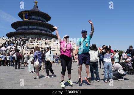 (250503) -- PEKING, 3. Mai 2025 (Xinhua) -- Touristen aus Australien posieren für Fotos im Tiantan (Tempel des Himmels) Park in Peking, Hauptstadt Chinas, 1. Mai 2025. China hat am 27. April ein neues Maßnahmenpaket zur weiteren Optimierung der Politik zur Erstattung der Abreisesteuer und zur Steigerung der Ausgaben für eingehende Reisen eingeführt. Zu den Maßnahmen, die vom Handelsministerium und fünf anderen Regierungsstellen angekündigt wurden, gehören die Senkung der Mindestbeschaffungsschwelle für Erstattungen, die Anhebung der Obergrenze für Barrückerstattungen, die Erweiterung des Netzes teilnehmender Geschäfte und die Erweiterung des Angebots an Produkten. Die La Stockfoto