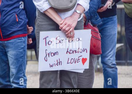 London, England, Großbritannien. Mai 2025. Mitglieder der serbischen Diaspora veranstalteten eine Kundgebung und 18 Minuten Schweigen vor Tate Modern in Solidarität mit den regierungsfeindlichen Protesten in Serbien und in Gedenken an 15 Menschen, die starben, nachdem ein Teil eines Bahnhofs in der Stadt Novi Sad zusammenbrach, was zu Massenprotesten im Land führte. (Kreditbild: © Vuk Valcic/ZUMA Press Wire) NUR REDAKTIONELLE VERWENDUNG! Nicht für kommerzielle ZWECKE! Stockfoto