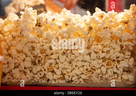 Popcorn wird frisch gekocht und in einem Glas gelagert, um als Streetfood auszustellen, fertig zum Verpacken Stockfoto