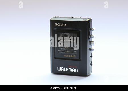 Sony WALKMAN ® WM-B47 im Vintage-Stil auf weiß – ein beliebter tragbarer Bandspieler in den 80er und 90er Jahren Stockfoto