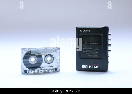 Sony Walkman ® im Vintage-Stil neben einer Audiokassette auf weiß. Stockfoto