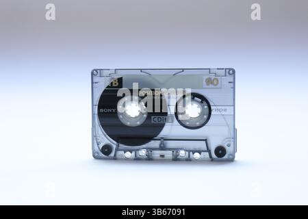 Vintage-Audiokassette auf weiß. Auch Musikkassette, Compact Cassette oder Tape genannt. Stockfoto