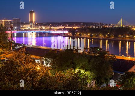 Nachtansicht von der Belgrader Festung des Flusses Save und Belgrader Uferpromenade in Belgrad, der Hauptstadt Serbiens am 2. Mai 2025 Stockfoto