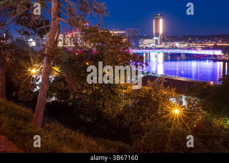 Nachtansicht von der Belgrader Festung des Flusses Save und Belgrader Uferpromenade in Belgrad, der Hauptstadt Serbiens am 2. Mai 2025 Stockfoto