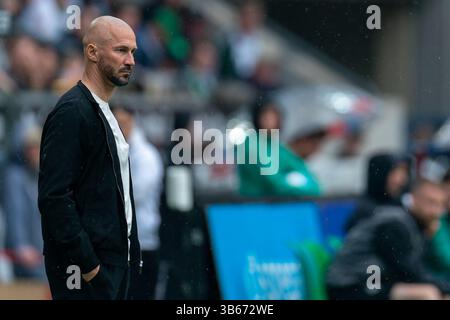 Mönchengladbach, Deutschland. Mai 2025. MÖNCHENGLADBACH, DEUTSCHLAND - 3. MAI: Trainer Christian Ilzer von TSG 1899 Hoffenheim sieht beim Bundesliga-Spiel zwischen Borussia Mönchengladbach und TSG 1899 Hoffenheim am 3. Mai 2025 im Borussia-Park in Mönchengladbach an. (Foto von Joris Verwijst/Orange Pictures) Credit: Orange Pics BV/Alamy Live News Stockfoto