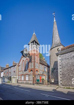 St. Michael in Lewes Church, Turm und Projektieruhr in der High Street, Lewes, Sussex, Großbritannien am 29. April 2025 Stockfoto