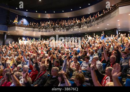 Podium Beziehungsstatus Religion und Migration am Samstag 03.05.2025 beim 39. Deutscher Evangelischer Kirchentag in Hannover. Beim evangelischen Kirchentag in Hannover ist eine Resolution für ein AfD-Verbot verabschiedet worden. AfD-Verbot - jetzt erreichte am Samstag bei einer Diskussionsveranstaltung mit dem Vorsitzenden des Weltkirchenrats, Heinrich Bedford-Strohm, im Schauspielhaus das Quorum von 500 Stimmen. Der ehemalige Ratsvorsitzende der Evangelischen Kirche in Deutschland EKD stimmte auch dafuer. Mit der Erklaerung reagierten die Initiatoren vom oekumenischen Netz Stockfoto