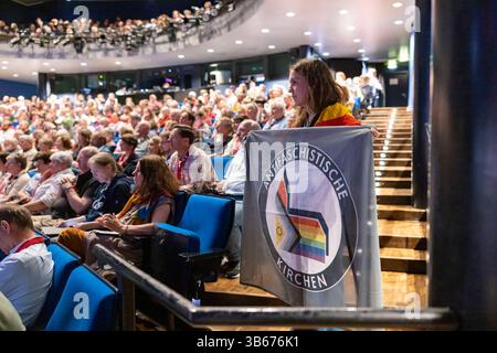 Podium Beziehungsstatus Religion und Migration am Samstag 03.05.2025 beim 39. Deutscher Evangelischer Kirchentag in Hannover. Beim evangelischen Kirchentag in Hannover ist eine Resolution für ein AfD-Verbot verabschiedet worden. AfD-Verbot - jetzt erreichte am Samstag bei einer Diskussionsveranstaltung mit dem Vorsitzenden des Weltkirchenrats, Heinrich Bedford-Strohm, im Schauspielhaus das Quorum von 500 Stimmen. Der ehemalige Ratsvorsitzende der Evangelischen Kirche in Deutschland EKD stimmte auch dafuer. Mit der Erklaerung reagierten die Initiatoren vom oekumenischen Netz Stockfoto