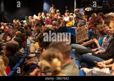 Podium Beziehungsstatus Religion und Migration am Samstag 03.05.2025 beim 39. Deutscher Evangelischer Kirchentag in Hannover. Beim evangelischen Kirchentag in Hannover ist eine Resolution für ein AfD-Verbot verabschiedet worden. AfD-Verbot - jetzt erreichte am Samstag bei einer Diskussionsveranstaltung mit dem Vorsitzenden des Weltkirchenrats, Heinrich Bedford-Strohm, im Schauspielhaus das Quorum von 500 Stimmen. Der ehemalige Ratsvorsitzende der Evangelischen Kirche in Deutschland EKD stimmte auch dafuer. Mit der Erklaerung reagierten die Initiatoren vom oekumenischen Netz Stockfoto