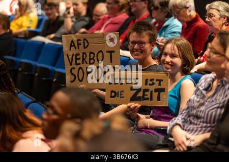 Podium Beziehungsstatus Religion und Migration am Samstag 03.05.2025 beim 39. Deutscher Evangelischer Kirchentag in Hannover. Beim evangelischen Kirchentag in Hannover ist eine Resolution für ein AfD-Verbot verabschiedet worden. AfD-Verbot - jetzt erreichte am Samstag bei einer Diskussionsveranstaltung mit dem Vorsitzenden des Weltkirchenrats, Heinrich Bedford-Strohm, im Schauspielhaus das Quorum von 500 Stimmen. Der ehemalige Ratsvorsitzende der Evangelischen Kirche in Deutschland EKD stimmte auch dafuer. Mit der Erklaerung reagierten die Initiatoren vom oekumenischen Netz Stockfoto