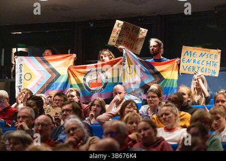Podium Beziehungsstatus Religion und Migration am Samstag 03.05.2025 beim 39. Deutscher Evangelischer Kirchentag in Hannover. Beim evangelischen Kirchentag in Hannover ist eine Resolution für ein AfD-Verbot verabschiedet worden. AfD-Verbot - jetzt erreichte am Samstag bei einer Diskussionsveranstaltung mit dem Vorsitzenden des Weltkirchenrats, Heinrich Bedford-Strohm, im Schauspielhaus das Quorum von 500 Stimmen. Der ehemalige Ratsvorsitzende der Evangelischen Kirche in Deutschland EKD stimmte auch dafuer. Mit der Erklaerung reagierten die Initiatoren vom oekumenischen Netz Stockfoto