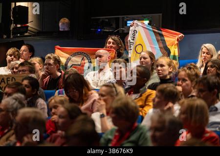 Podium Beziehungsstatus Religion und Migration am Samstag 03.05.2025 beim 39. Deutscher Evangelischer Kirchentag in Hannover. Beim evangelischen Kirchentag in Hannover ist eine Resolution für ein AfD-Verbot verabschiedet worden. AfD-Verbot - jetzt erreichte am Samstag bei einer Diskussionsveranstaltung mit dem Vorsitzenden des Weltkirchenrats, Heinrich Bedford-Strohm, im Schauspielhaus das Quorum von 500 Stimmen. Der ehemalige Ratsvorsitzende der Evangelischen Kirche in Deutschland EKD stimmte auch dafuer. Mit der Erklaerung reagierten die Initiatoren vom oekumenischen Netz Stockfoto