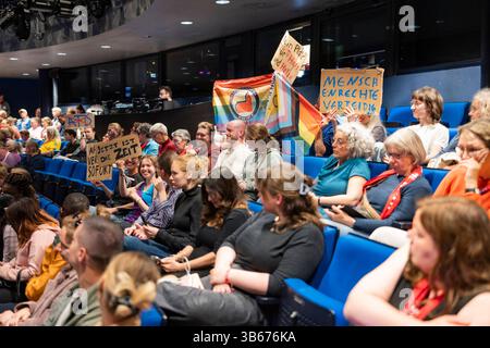 Podium Beziehungsstatus Religion und Migration am Samstag 03.05.2025 beim 39. Deutscher Evangelischer Kirchentag in Hannover. Beim evangelischen Kirchentag in Hannover ist eine Resolution für ein AfD-Verbot verabschiedet worden. AfD-Verbot - jetzt erreichte am Samstag bei einer Diskussionsveranstaltung mit dem Vorsitzenden des Weltkirchenrats, Heinrich Bedford-Strohm, im Schauspielhaus das Quorum von 500 Stimmen. Der ehemalige Ratsvorsitzende der Evangelischen Kirche in Deutschland EKD stimmte auch dafuer. Mit der Erklaerung reagierten die Initiatoren vom oekumenischen Netz Stockfoto