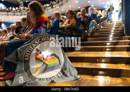 Podium Beziehungsstatus Religion und Migration am Samstag 03.05.2025 beim 39. Deutscher Evangelischer Kirchentag in Hannover. Beim evangelischen Kirchentag in Hannover ist eine Resolution für ein AfD-Verbot verabschiedet worden. AfD-Verbot - jetzt erreichte am Samstag bei einer Diskussionsveranstaltung mit dem Vorsitzenden des Weltkirchenrats, Heinrich Bedford-Strohm, im Schauspielhaus das Quorum von 500 Stimmen. Der ehemalige Ratsvorsitzende der Evangelischen Kirche in Deutschland EKD stimmte auch dafuer. Mit der Erklaerung reagierten die Initiatoren vom oekumenischen Netz Stockfoto