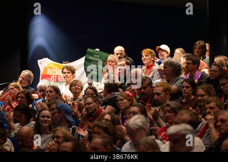 Podium Beziehungsstatus Religion und Migration am Samstag 03.05.2025 beim 39. Deutscher Evangelischer Kirchentag in Hannover. Beim evangelischen Kirchentag in Hannover ist eine Resolution für ein AfD-Verbot verabschiedet worden. AfD-Verbot - jetzt erreichte am Samstag bei einer Diskussionsveranstaltung mit dem Vorsitzenden des Weltkirchenrats, Heinrich Bedford-Strohm, im Schauspielhaus das Quorum von 500 Stimmen. Der ehemalige Ratsvorsitzende der Evangelischen Kirche in Deutschland EKD stimmte auch dafuer. Mit der Erklaerung reagierten die Initiatoren vom oekumenischen Netz Stockfoto
