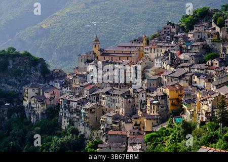 Frankreich, Alpes-Maritimes, Roya-Tal, das Dorf Saorge auf einem Hügel, markiert als eines der schönsten Dörfer Frankreichs Stockfoto