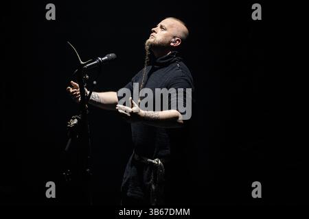 Einar Selvik von Wardruna spielte im Mai 2025 live in Kristiansand, Norwegen Stockfoto