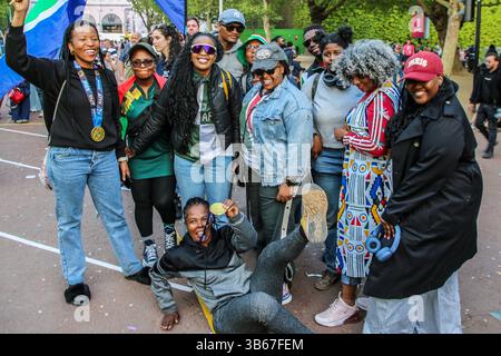 London, Großbritannien. April 2025. Südafrikanische Läufer mit Anhängern des Spot Foe ubuntu, einem Sozialsportverein, der Athleten durch Einheit, Zweck und globale Verbindung während des London Marathon befähigt. Der London Marathon ist ein weltberühmtes 42,2 km langes Rennen durch London, bei dem Spitzensportler und Alltagsläufer zu einer Feier der Ausdauer, Wohltätigkeit und der globalen Gemeinschaft zusammenkommen. (Credit Image: © Thabo Jaiyesimi/SOPA Images via ZUMA Press Wire) NUR REDAKTIONELLE VERWENDUNG! Nicht für kommerzielle ZWECKE! Stockfoto