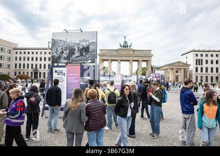 3. Mai 2025, Berlin, Berlin, Deutschland: Mit dem Brandenburger Tor als feierlicher Kulisse, Berlin, am Samstag, 3. Mai 2025, eine stadtweite Gedenkfeier zum 80. Jahrestag des Endes des Zweiten Weltkriegs und der Befreiung Europas vom Nationalsozialismus. Die historische Erinnerung, die bis zum 11. Mai andauert, fällt mit einem einmaligen Feiertag am 8. Mai zusammen, der die bedingungslose Kapitulation des Nazi-Deutschlands und den hart umkämpften Frieden, der darauf folgte, geehrt wurde. Im sowjetischen Kriegsdenkmal in Tiergarten versammelten sich am Samstag prorussische Demonstranten, wehten sowjetische Fahnen und legten rot Stockfoto