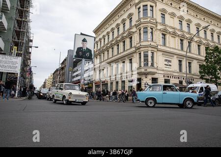 Mit dem Brandenburger Tor als feierlicher Kulisse, Berlin, am Samstag, 3. Mai 2025, eine stadtweite Gedenkfeier zum 80. Jahrestag des Endes des Zweiten Weltkriegs und der Befreiung Europas vom Nationalsozialismus. Die historische Erinnerung, die bis zum 11. Mai andauert, fällt mit einem einmaligen Feiertag am 8. Mai zusammen, der die bedingungslose Kapitulation des Nazi-Deutschlands und den hart umkämpften Frieden, der darauf folgte, geehrt wurde. Am Samstag versammelten sich am sowjetischen Kriegsdenkmal in Tiergarten prorussische Demonstranten, wehten sowjetische Fahnen und legten rote Nelken an der Basis des imposanten Stockfoto