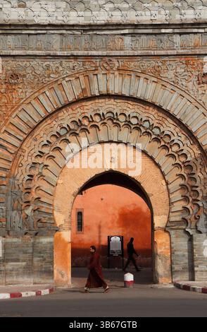 Marokko, Marrakesch - Bab Agnaou, das komplizierteste der mittelalterlichen Stadttore. UNESCO-Weltkulturerbe. Stockfoto