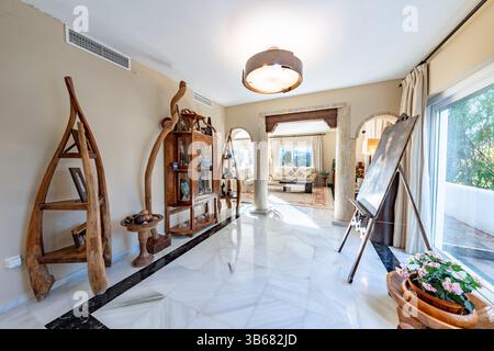 Ein Bild eines großen Zimmers mit Steinsäulen in luxuriösem mediterranem Ferienhaus Stockfoto