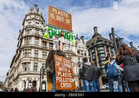 Plastikverschmutzungsaktivist mit Protestzeichen. London, UK, 16. März 2024 Stockfoto