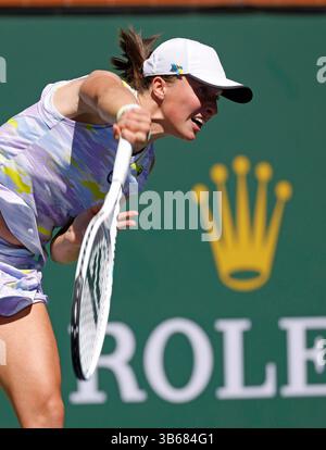 Am 15. März 2022 spielt IgA Swiatek (Polen) gegen Angelique Kerber (Deutschland) bei den BNP Paribas Open 2022 im Indian Wells Tennis Garden in Indian Wells, Kalifornien. Obligatorischer Lichtbildausweis: Charles Baus/CSM. (Bildausweis: Stockfoto
