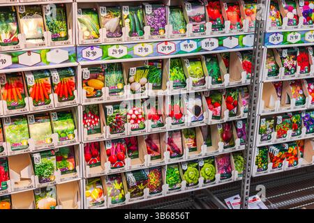 Verschiedene Gemüsesaatpackungen werden im Gartengeschäft im Regal ausgestellt. Stockfoto