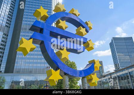 Euro-Logo, Eurotower, EZB, Kaiserstraße, Frankfurt am Main, Hessen, Deutschland *** Euro Logo, Eurotower, EZB, Kaiserstrasse, Frankfurt am Main, Hessen, Deutschland Stockfoto