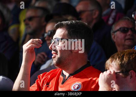 Scunthorpe , Vereinigtes Königreich . 3. Mai 2025. Auf der Abbildung von links nach rechts sieht Ein Scunthorpe United-Fan am Rande seines Sitzes das Halbfinale des Scunthorpe United F.C. gegen Chorley F.C. National League North Playoff im Glanford Park. Quelle: Freddie Yeo/Alamy Live News Stockfoto