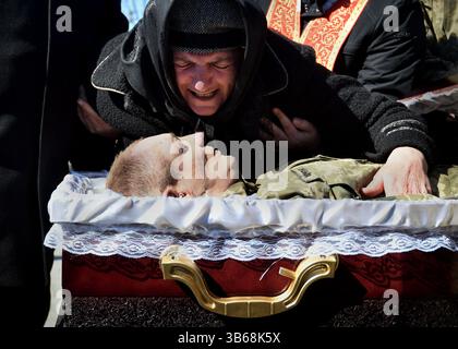 17. März 2022 in Lemberg, Ukraine: Iwan Skrypnuk wird von seiner Mutter Luba betrauert, als eine Beerdigung für den gefallenen Soldaten gehalten wird, der bei einem russischen Luftangriff auf einer Militärbasis in Javariv nahe der polnischen Grenze getötet wurde. Der emotionale Gottesdienst fand in der Kirche der Allerheiligsten Apostel Peter und Paul statt und die Beerdigung fand am 17. März 2022 auf dem Lychakivske-Friedhof in Lemberg, Ukraine, statt. (Bild: © Carol Guzy/ZUMA Press Wire) Stockfoto
