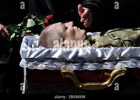 17. März 2022 in Lemberg, Ukraine: Iwan Skrypnuk wird von seiner Mutter Luba betrauert, als eine Beerdigung für den gefallenen Soldaten gehalten wird, der bei einem russischen Luftangriff auf einer Militärbasis in Javariv nahe der polnischen Grenze getötet wurde. Der emotionale Gottesdienst fand in der Kirche der Allerheiligsten Apostel Peter und Paul statt und die Beerdigung fand am 17. März 2022 auf dem Lychakivske-Friedhof in Lemberg, Ukraine, statt. (Bild: © Carol Guzy/ZUMA Press Wire) Stockfoto