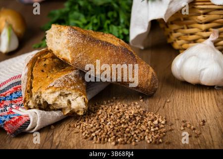 Frisches Brot, Buchweizenbrot, Knoblauchbrot, französisches Baguette Stockfoto