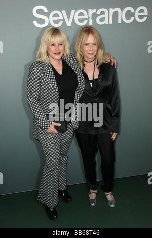 8. April 2022, Los Angeles, CA, USA: Patricia Arquette und Rosanna Arquette nehmen am 8. April 2022 im DGA Theater Complex in Los Angeles, Kalifornien, an der Finalvorführung von Apple TV+ Teil. (Kreditbild: © imageSPACE via ZUMA Press Wire) Stockfoto