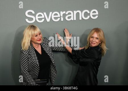 8. April 2022, Los Angeles, CA, USA: Patricia Arquette und Rosanna Arquette nehmen am 8. April 2022 im DGA Theater Complex in Los Angeles, Kalifornien, an der Finalvorführung von Apple TV+ Teil. (Kreditbild: © imageSPACE via ZUMA Press Wire) Stockfoto
