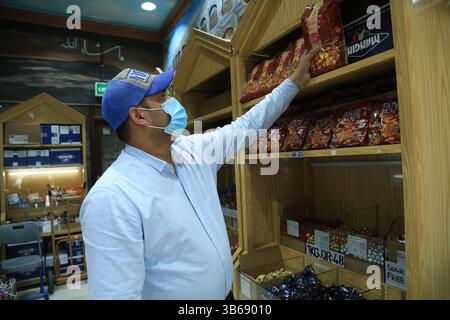 März 2022, Doha, Katar: Arabische Nüsse, Samen, Süßigkeiten und getrocknete Früchte in einem Geschäft im Gewürzsouq in Souq Waqif, Katar. Die Nüsse und Samen stammen hauptsächlich aus Indien und dem Iran und diese Artikel sind bei den Käufern sehr beliebt. Ein indischer Verkäufer stellt die Süßigkeiten im Geschäft aus. (Bild: © Sidhik Keerantakath/ZUMA Press Wire Service) Stockfoto