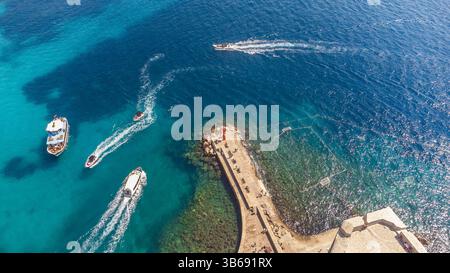 Touristenboote, die in der Nähe des alten Hafens von Dubrovnik segeln. Aus der Vogelperspektive eines kleinen Bootes in der Adria in der Nähe der Stadt Kroatien Stockfoto