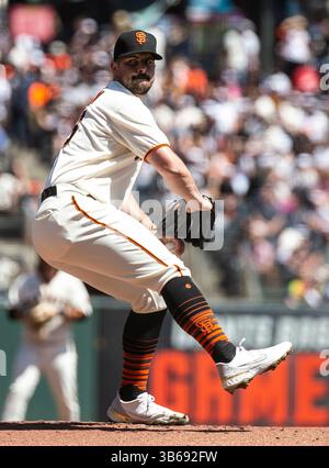 9. April 2022 San Francisco CA, USA San Francisco Starting Pitcher Carlos Rodon (16) auf dem Hügel während des MLB-Spiels zwischen den Miami Marlins und den San Francisco Giants. Die Marlins besiegten die Giants 2-1 im Oracle Park San Francisco Kalifornien Thurman James/CSM(Bild: © Thurman James/CSM via ZUMA Press Wire) Stockfoto